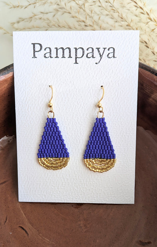 Boucles d'oreilles goutte en perles de verre bleu cobalt et doré. Vue détaillée du tissage brickstitch fait-main.