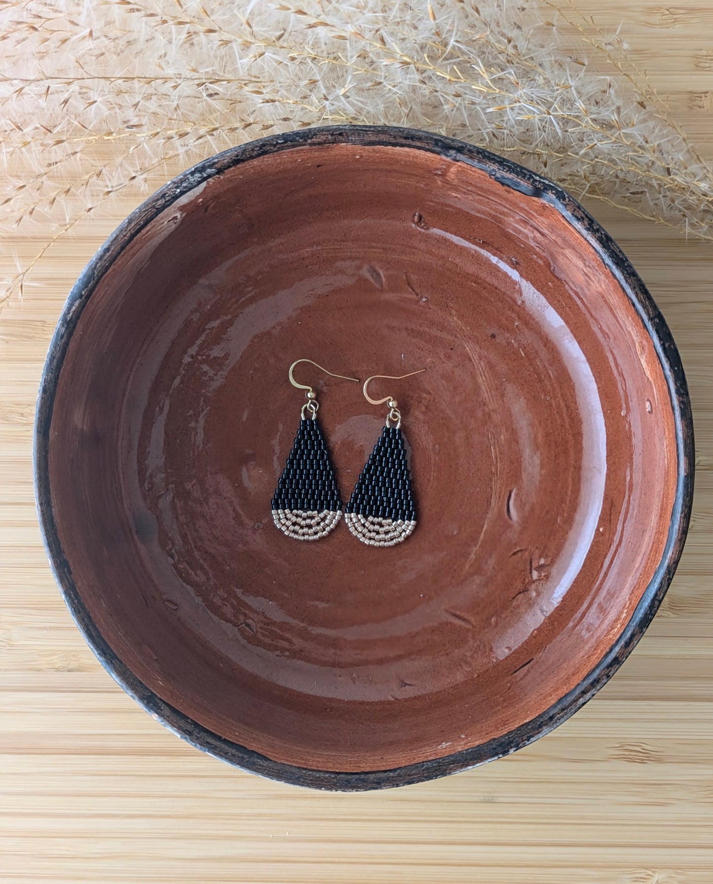 Boucles forme goutte tissées main en perles noires et champagne- Vue de haut