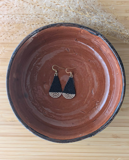 Boucles forme goutte tissées main en perles noires et champagne- Vue de haut