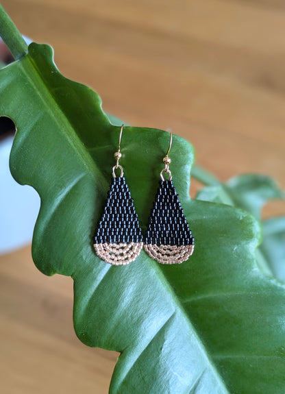 Boucles bohème chic tissées main en perles miyuki noires et champagne