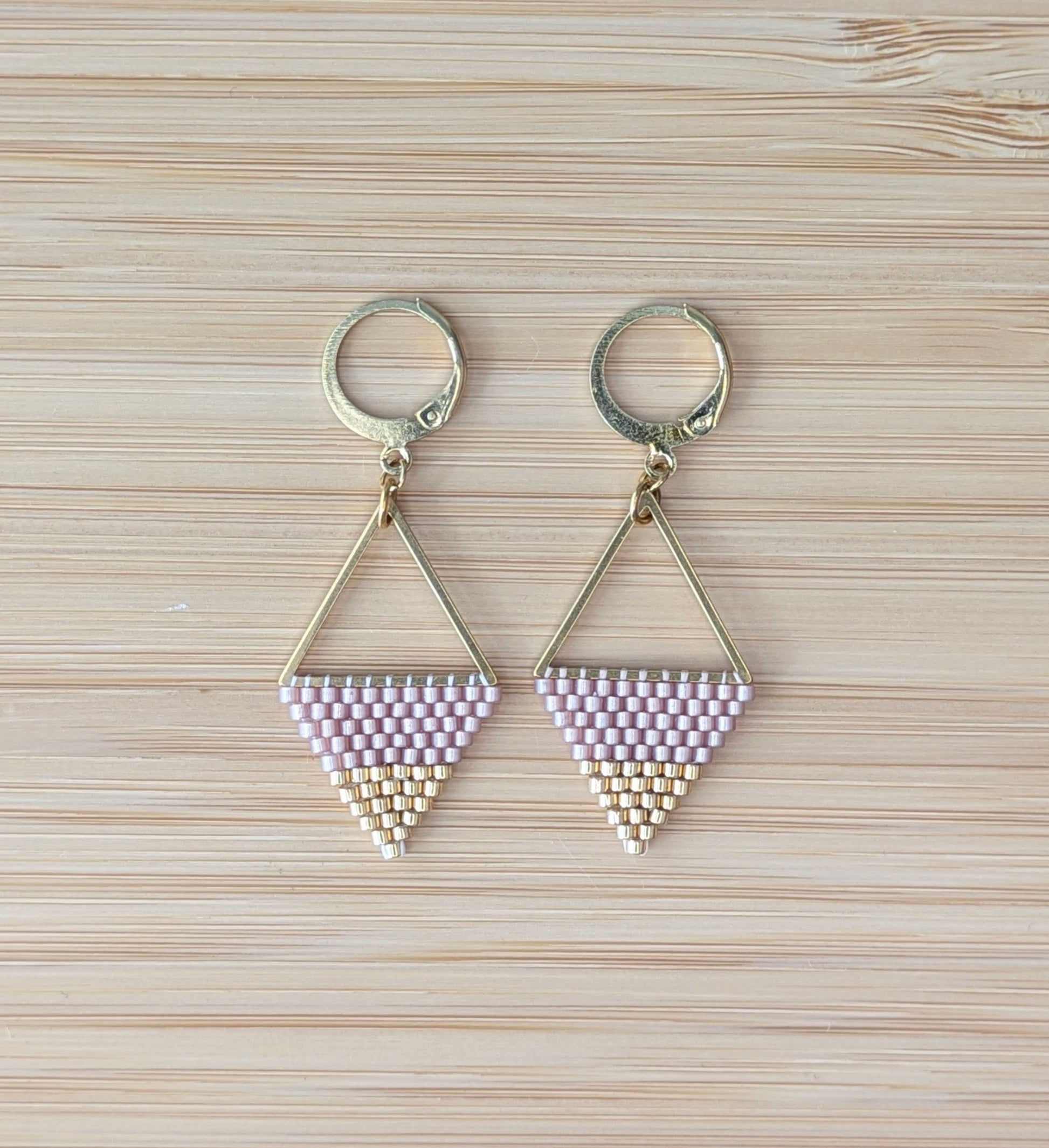 Boucles d'oreilles en perles tissées beiges et dorées sur triangle en acier inox doré- Vue de haut