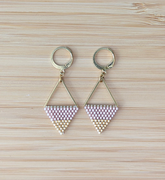 Boucles d'oreilles en perles tissées beiges et dorées sur triangle en acier inox doré- Vue de haut