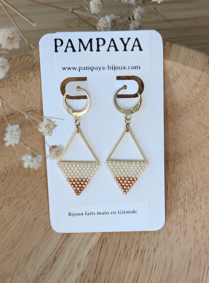 Boucles pendantes en perles tissées présentées sur support carton indiquant "Pampaya- Bijoux faits main en Gironde"