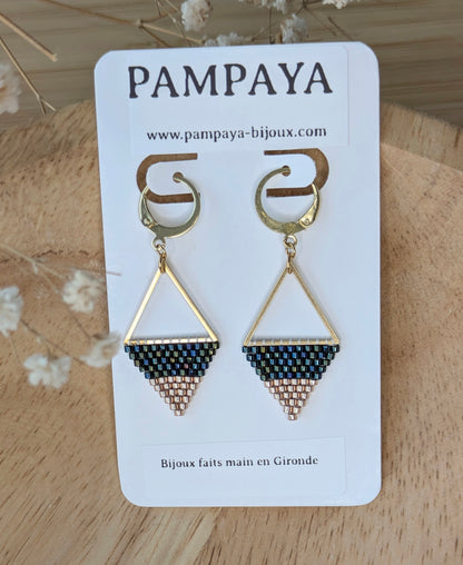 Boucle d'oreilles tissées sur triangle avec reflets bleus verts irisés présentées sur cartonnette bijoux "Pampaya"