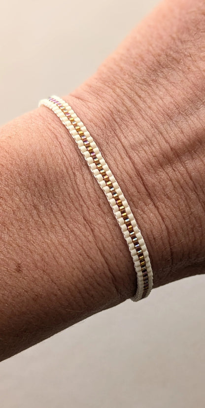 Bracelet Rainbow en perles crème porté