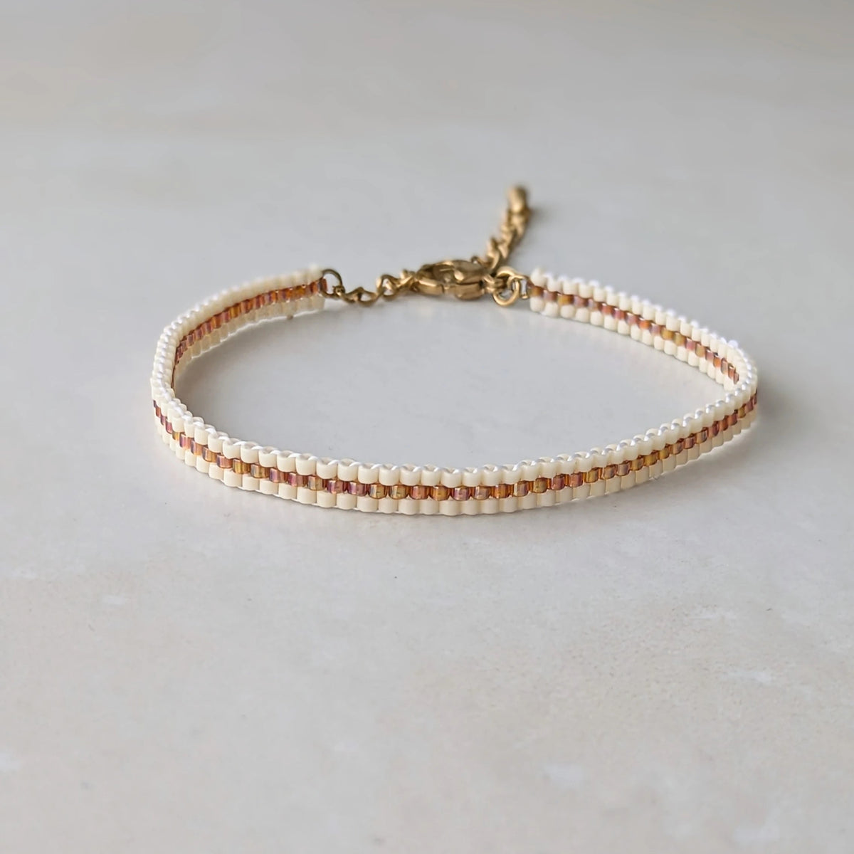 Bracelet minimaliste en perles tissées couleur crème