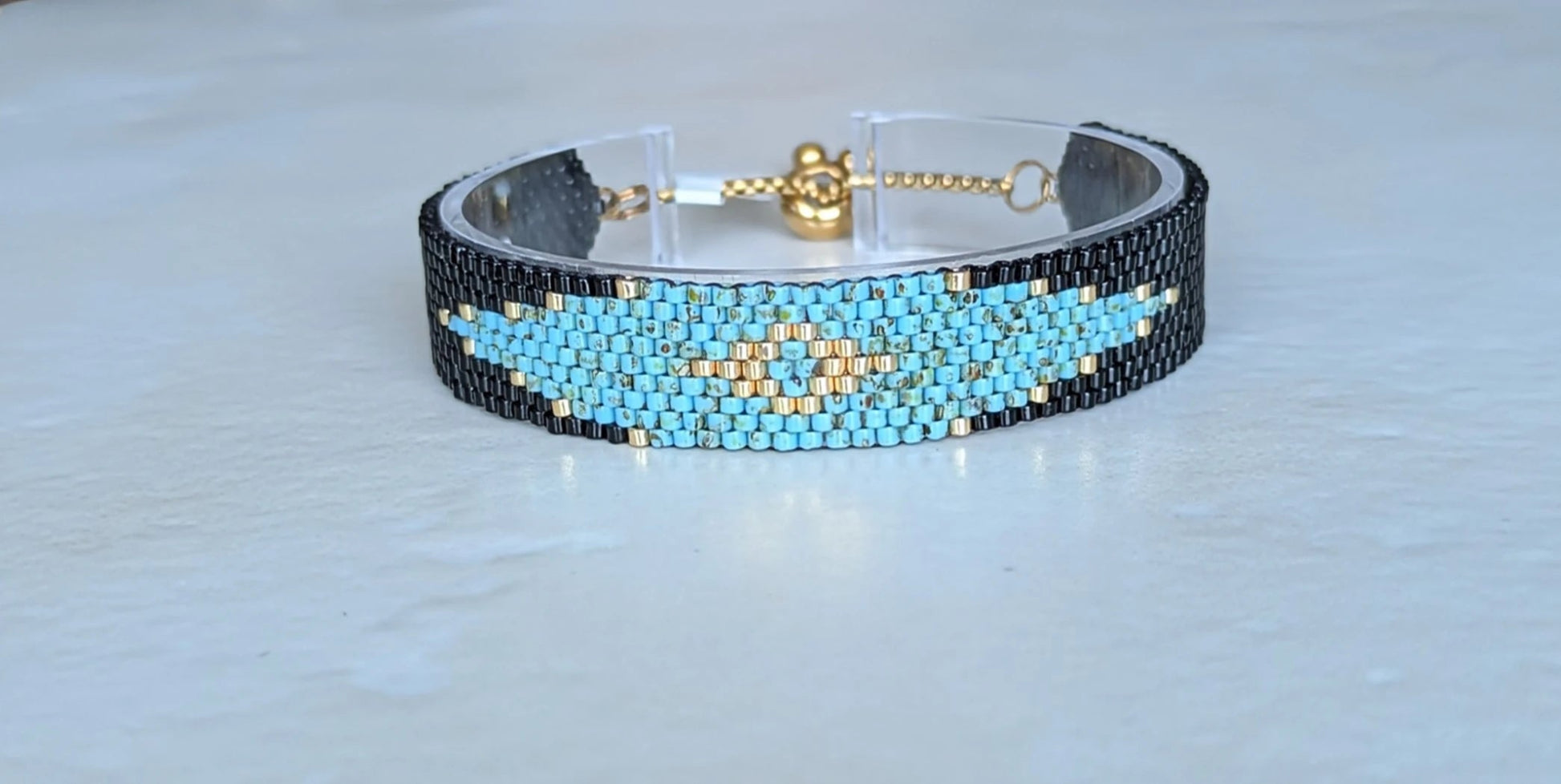 Bracelet HORIZON - vue détaillée des perles bleues, dorées et noires