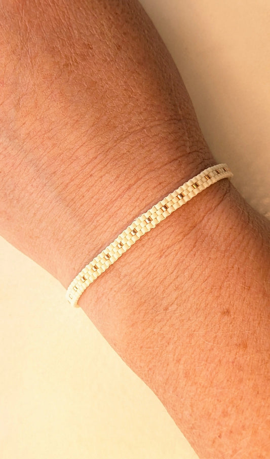 bracelet en perles tissées couleur crème porté
