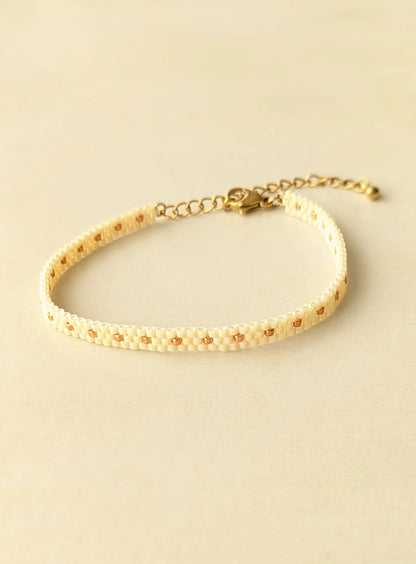 Vue détaillée du bracelet en perles crème et cuivrées