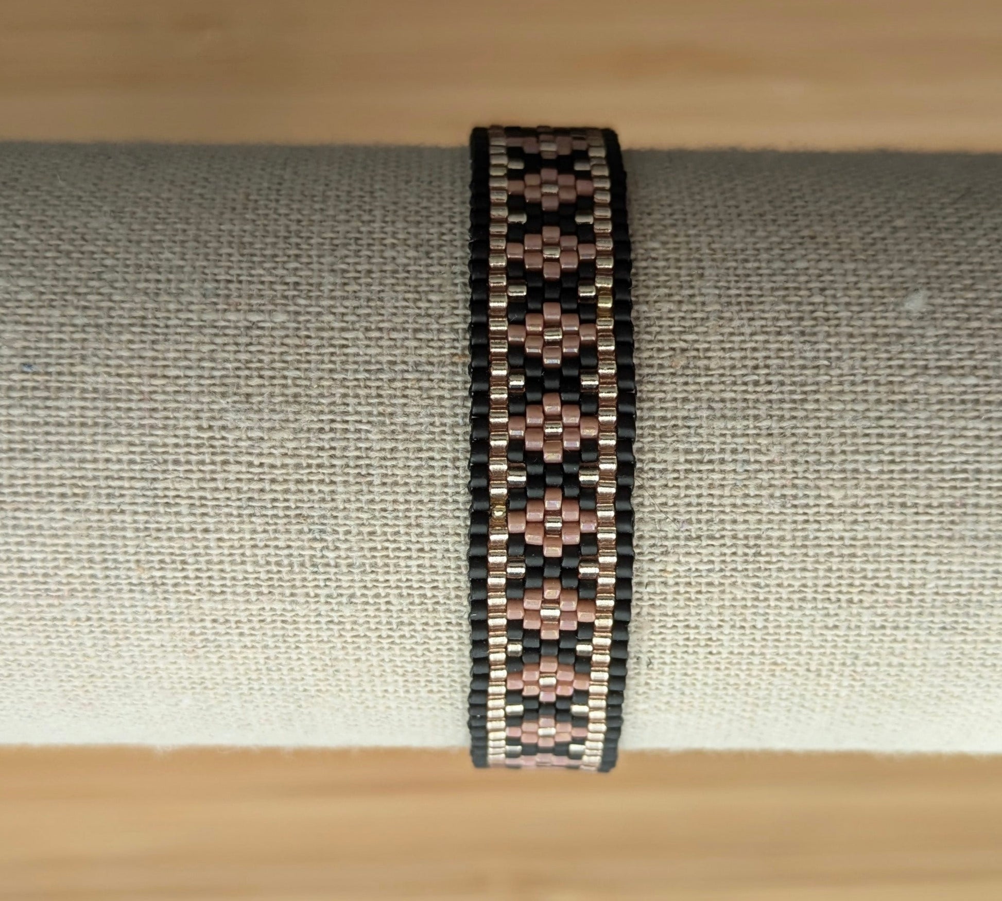 Vue détaillée du tissage peyote et des perles miyuki roses et noire du bracelet artisanal LUCIA