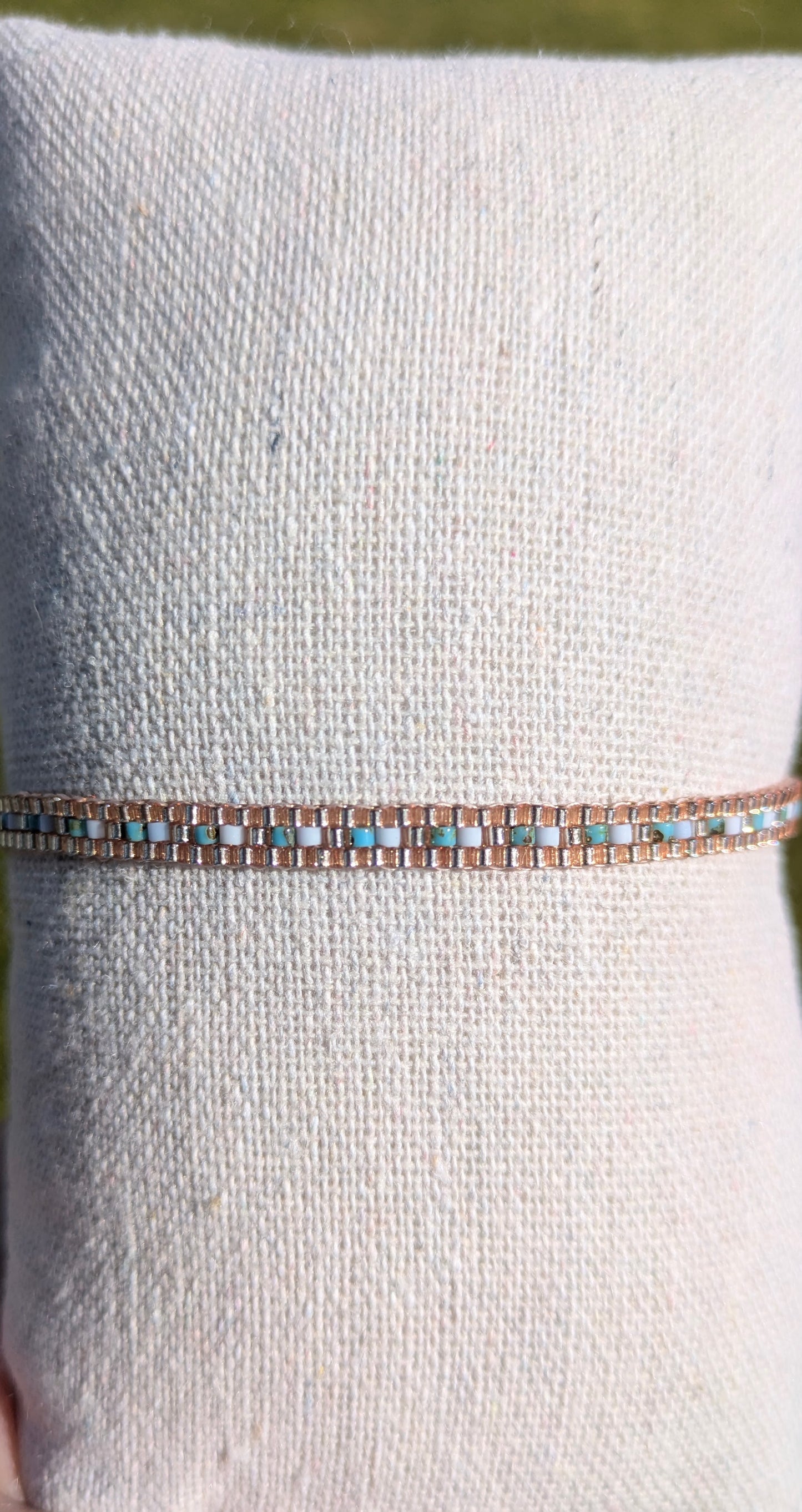 Bracelet en perles tissées bleues qui brillent sous le soleil