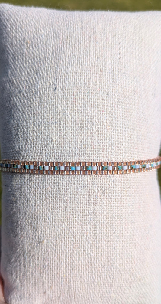 Bracelet en perles tissées bleues qui brillent sous le soleil