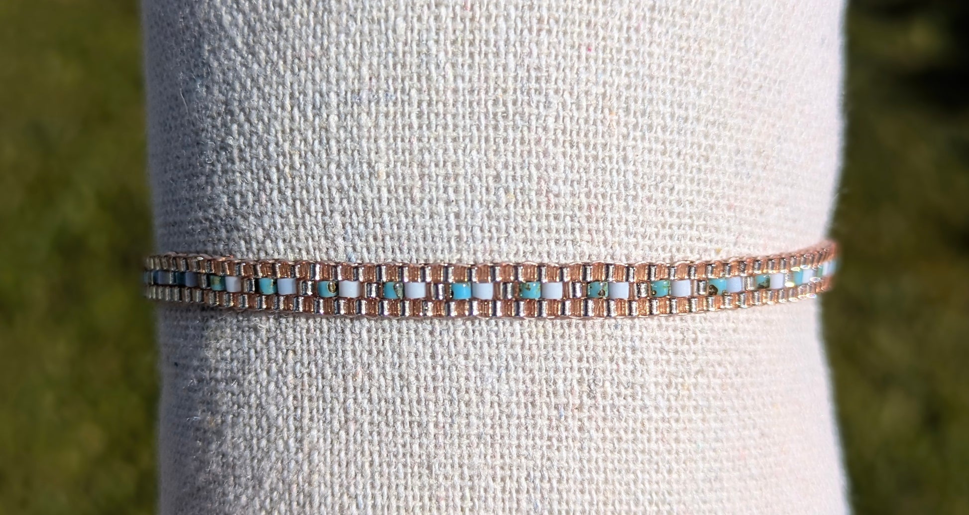 Vue détaillée du tissage du bracelet artisanal en perles bleues 