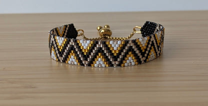 Détails du bracelet tissé en perles noires