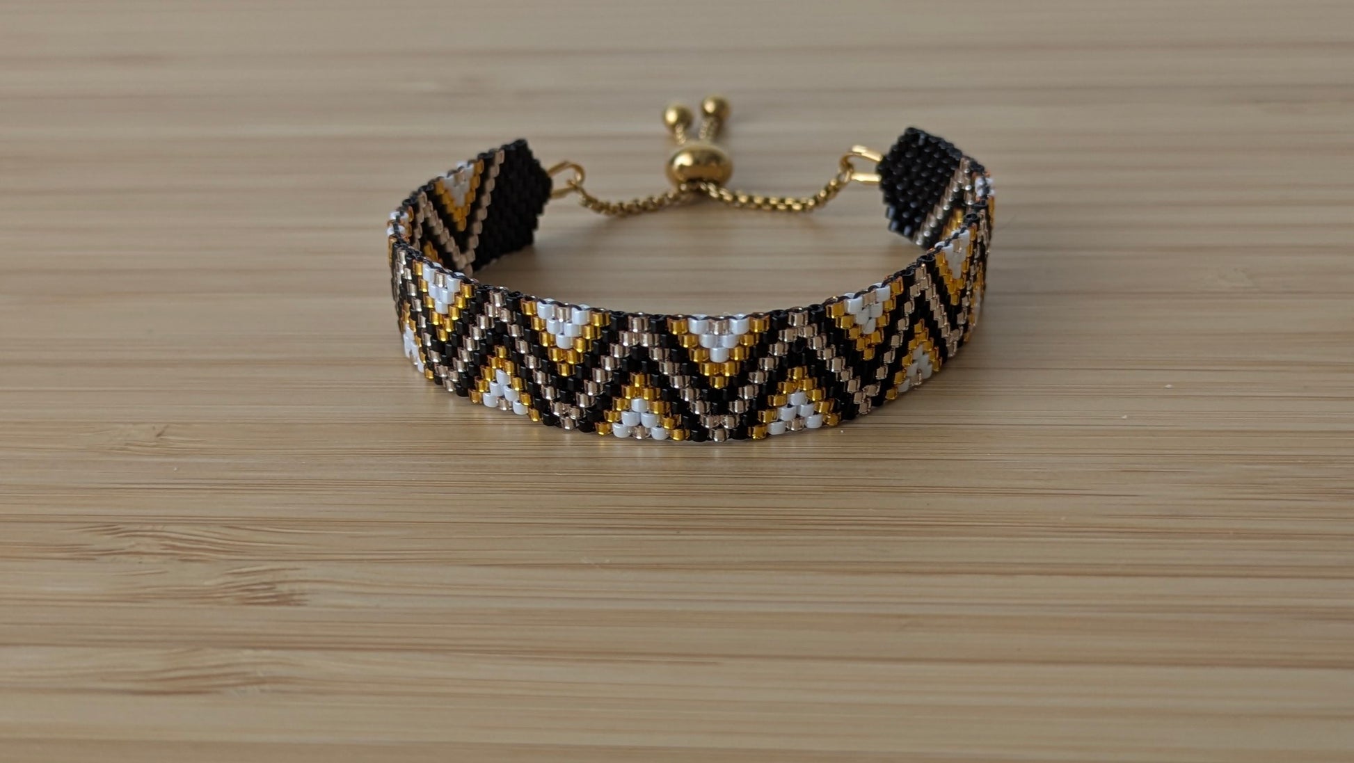 Vue de haut du bracelet Zélie sur du bois