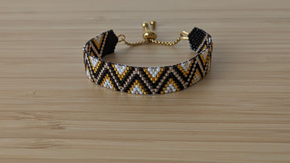 Vue de haut du bracelet Zélie sur du bois