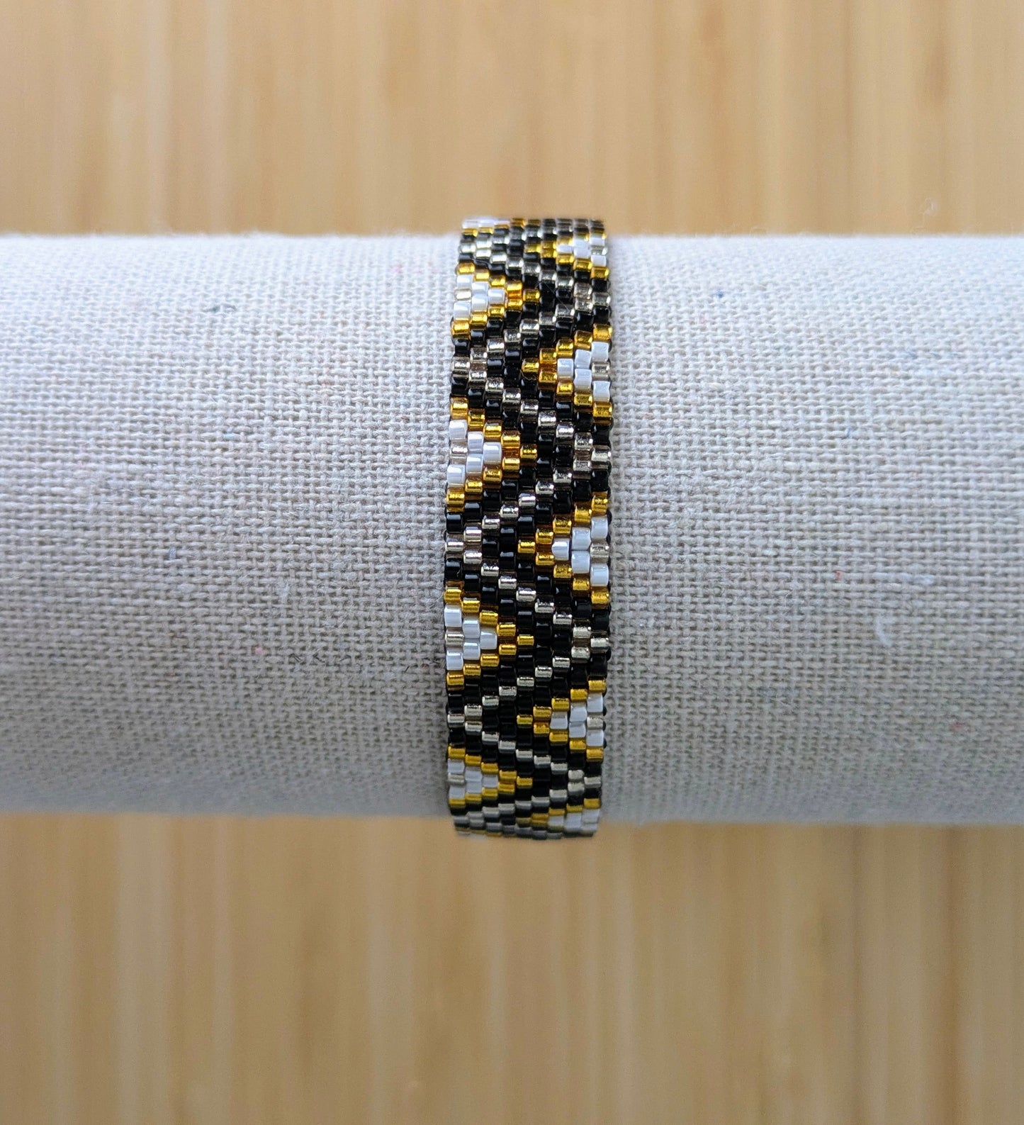 Gros plan sur détails du tissage et des motifs en zig zag