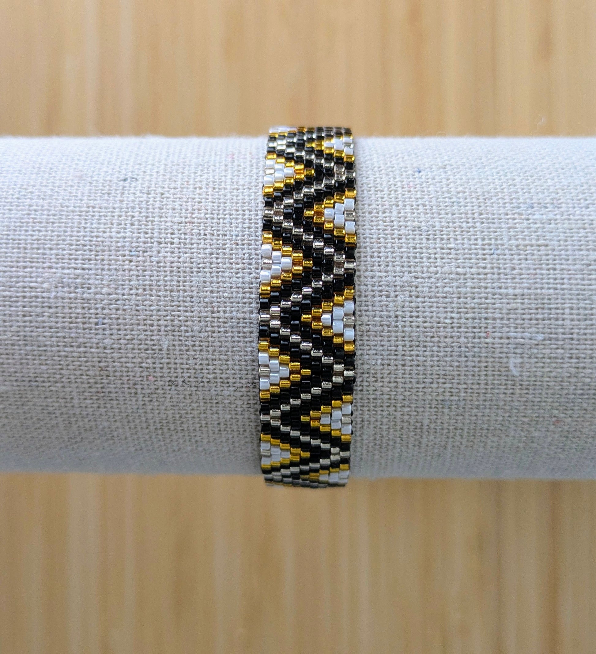 Gros plan sur détails du tissage et des motifs en zig zag