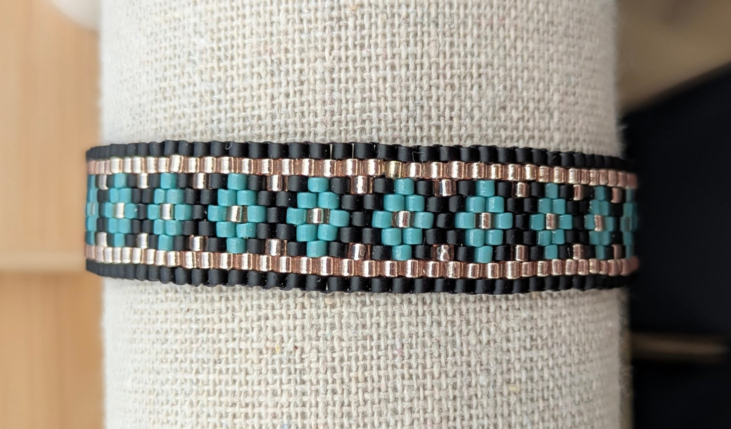 Vue détaillée du tissage peyote des perles vertes et noires du bracelet artisanal