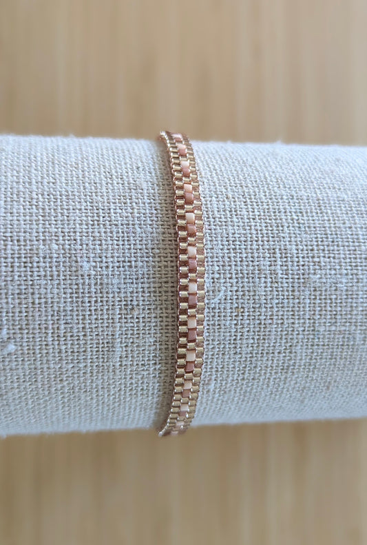 bracelet en perles roses sur présentoir