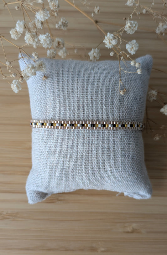 Bracelet ZOÉ tissé fin noir et doré sur coussin - bijou artisanal bohème