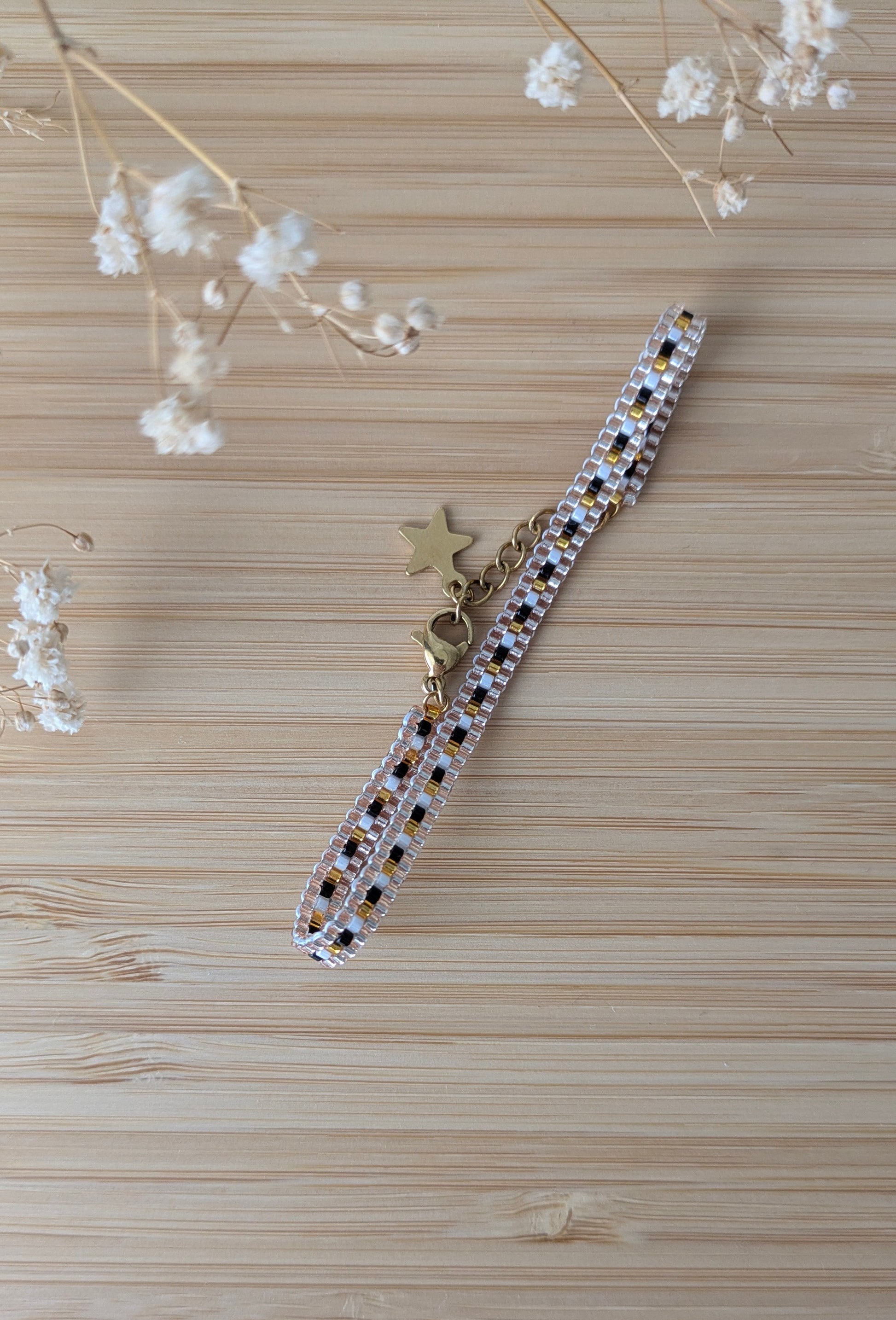 Bracelet Zoé en tissage peyote fin présenté à plat