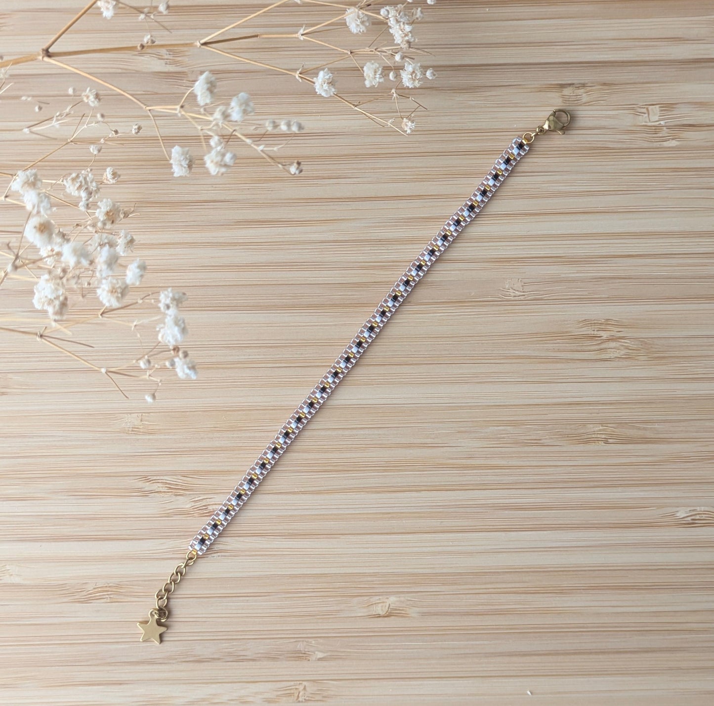 Bracelet fin ZOÉ noir et jaune doré - vue détaillée du tissage