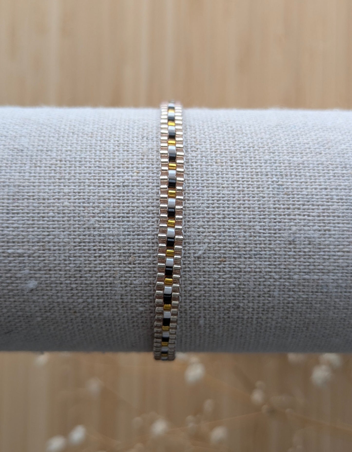 Bracelet réglable ZOÉ noir et doré - vue d'ensemble sur présentoir