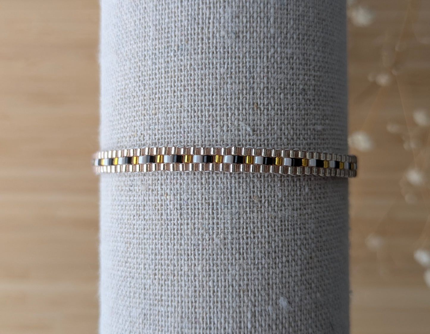 Détails du tissage perles de verre bracelet ZOÉ noir et doré