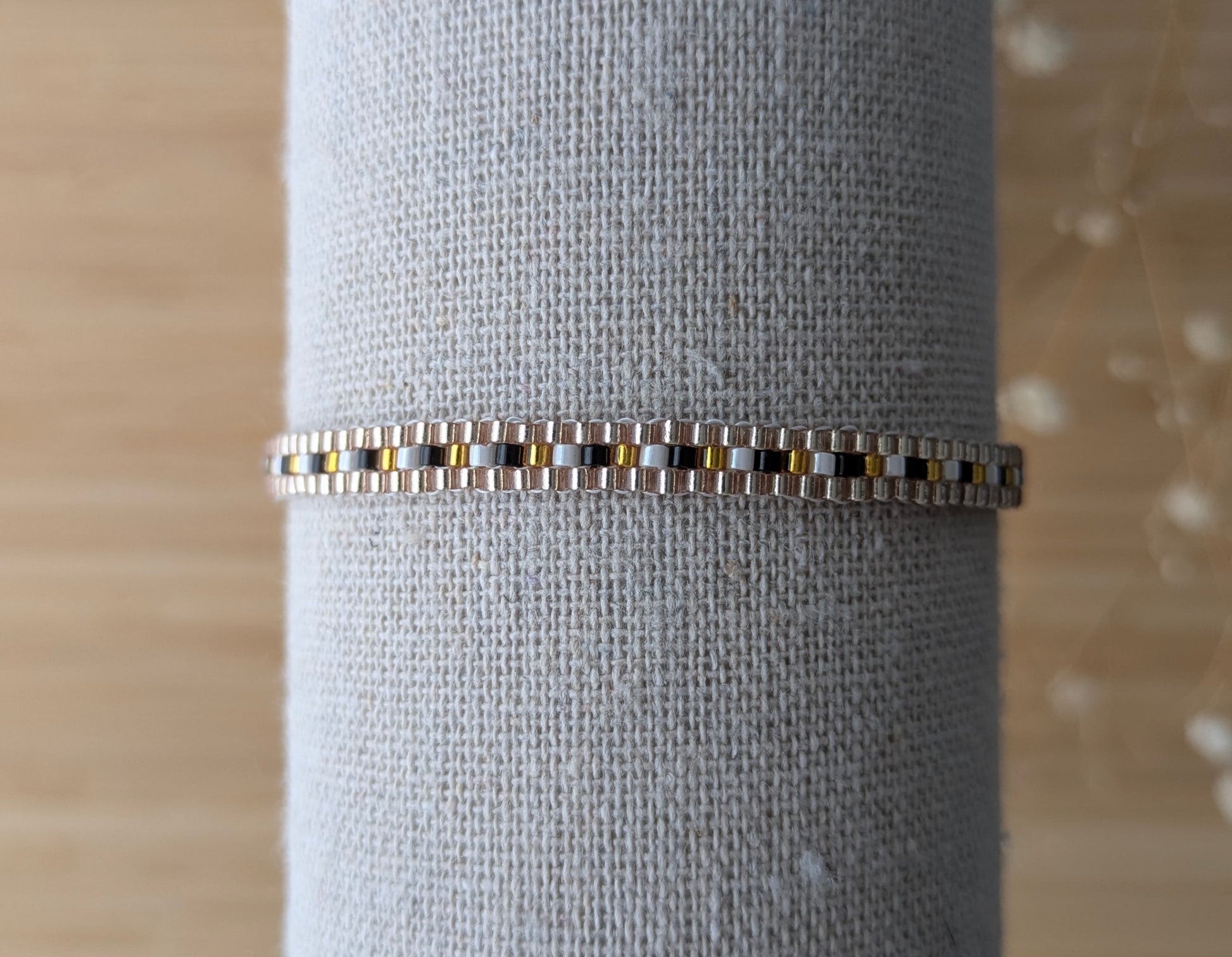 Détails du tissage perles de verre bracelet ZOÉ noir et doré