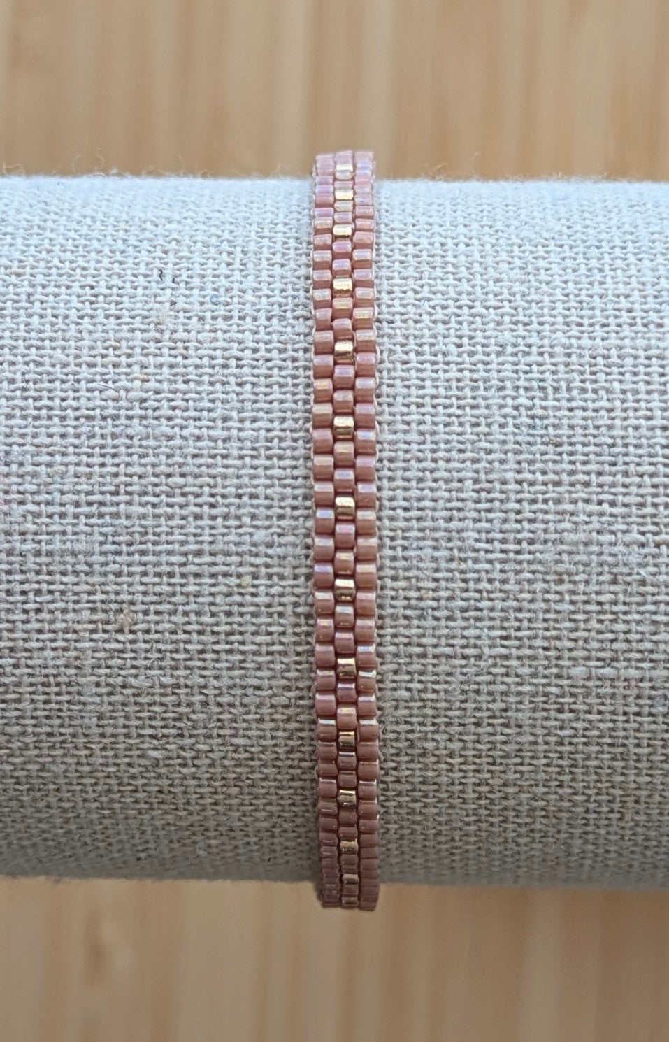 Bracelet tissé fin en perles de verre roses et argentées sur présentoir