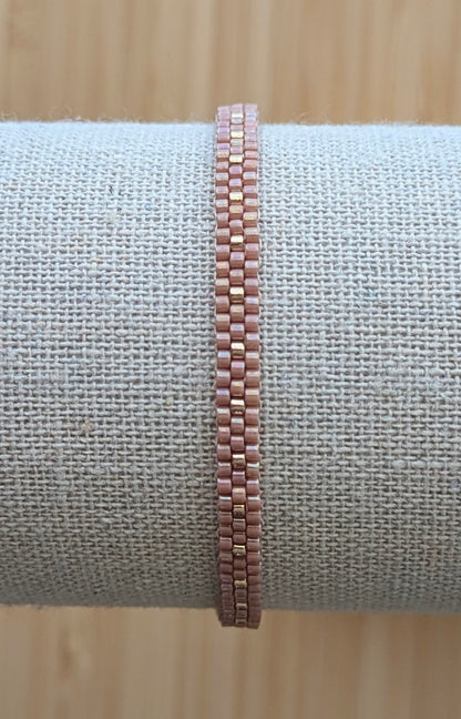 Bracelet tissé fin en perles de verre roses et argentées sur présentoir