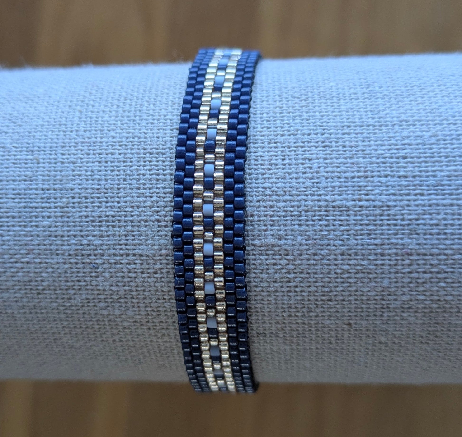 Vue sur les détails du tissage des perles bleues du bracelet