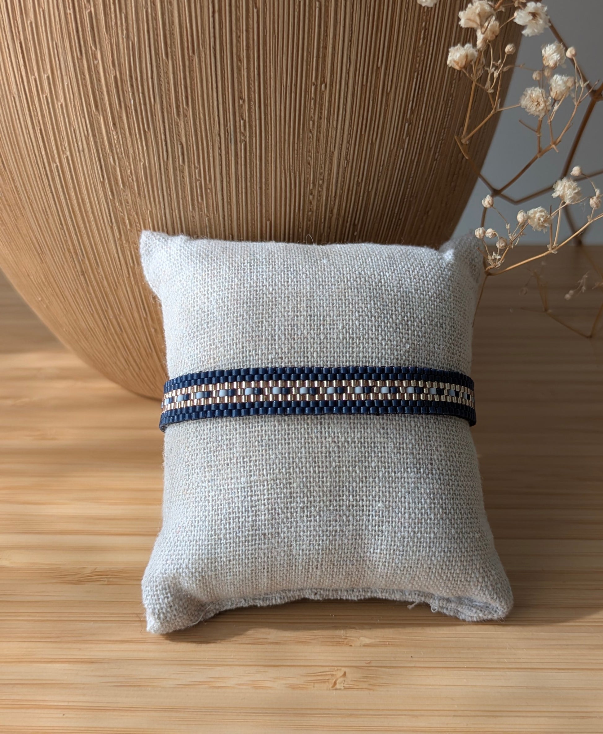 Présentation du bracelet en perles miyuki bleues sur un coussin