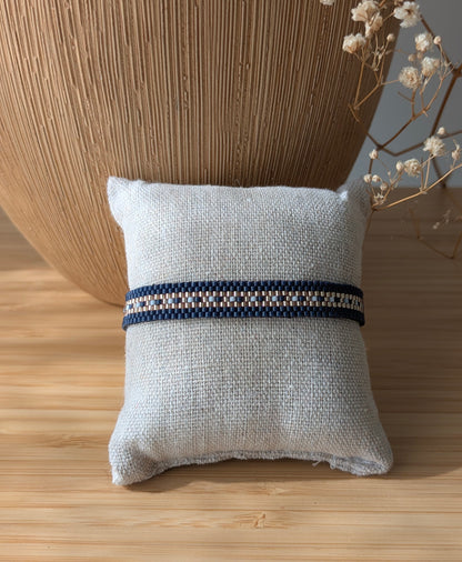 Présentation du bracelet en perles miyuki bleues sur un coussin