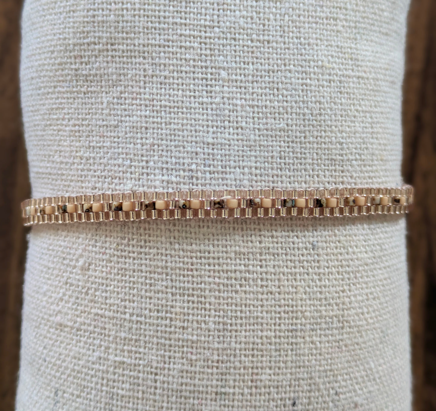 Vue détaillée du tissage peyote du bracelet MICA marron