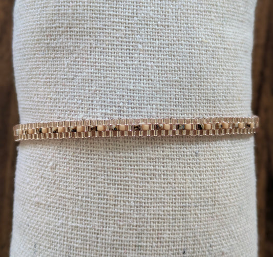 Vue détaillée du tissage peyote du bracelet MICA marron