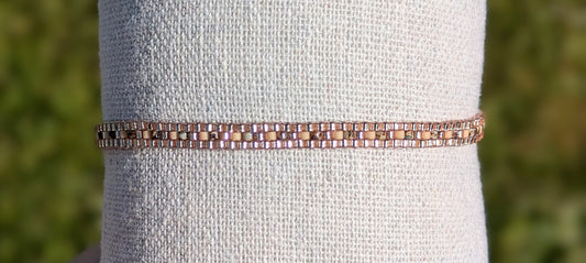Bracelet en perles tissées MICA marron. Vue sur les perles qui brillent au soleil