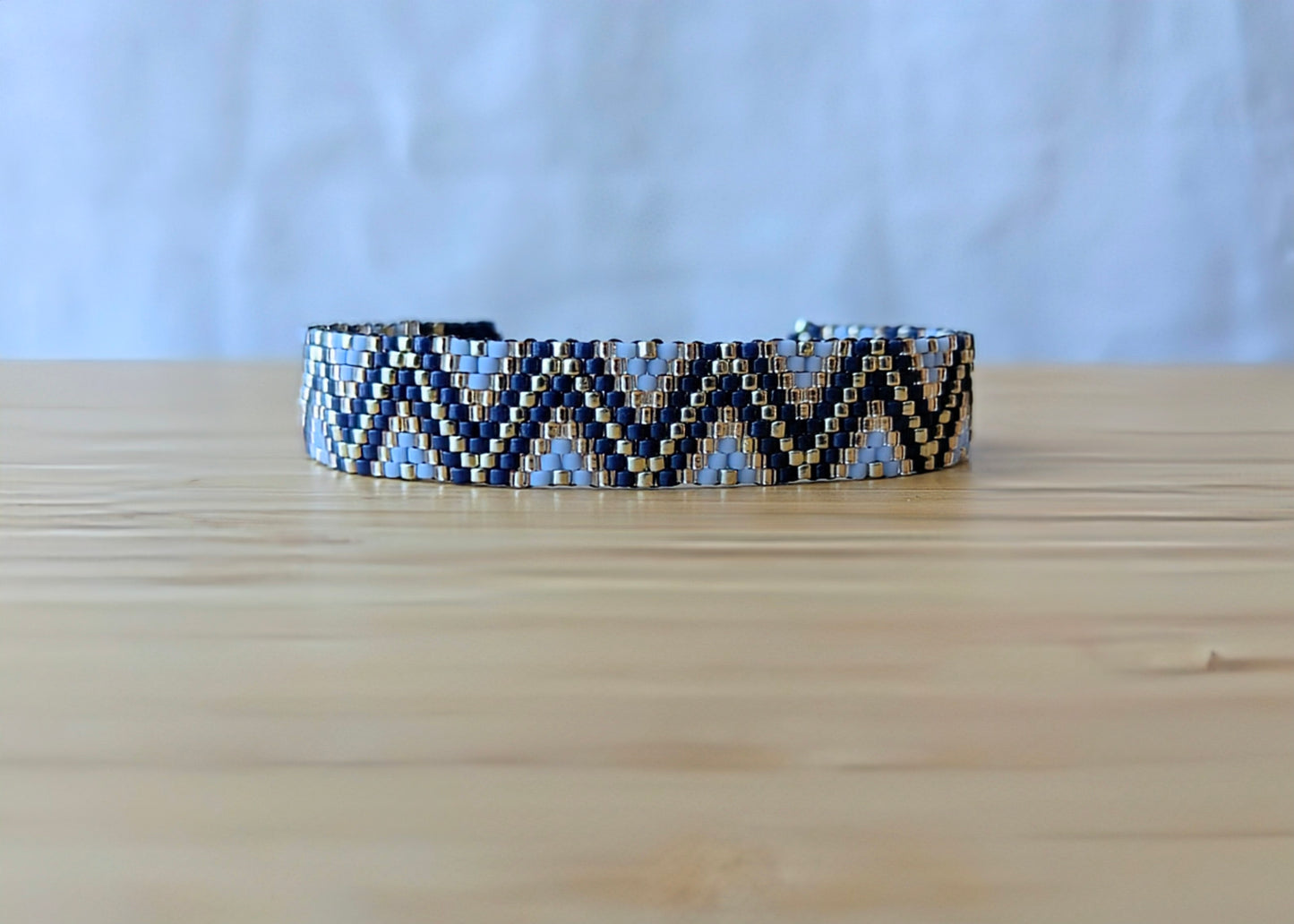 Gros plan sur bracelet tissé perles miyuki bleues et argentées, motifs zigzag, bijou fait main France

