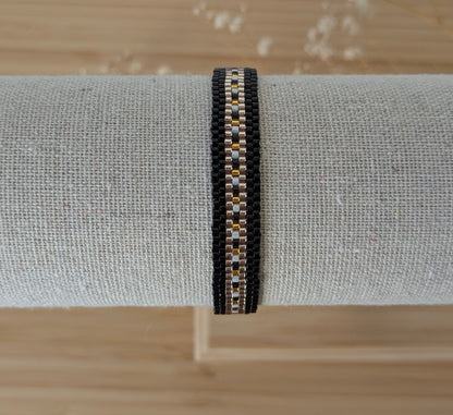 Bracelet noir bohème chic réglable sur présentoir - perles de verre japonaises