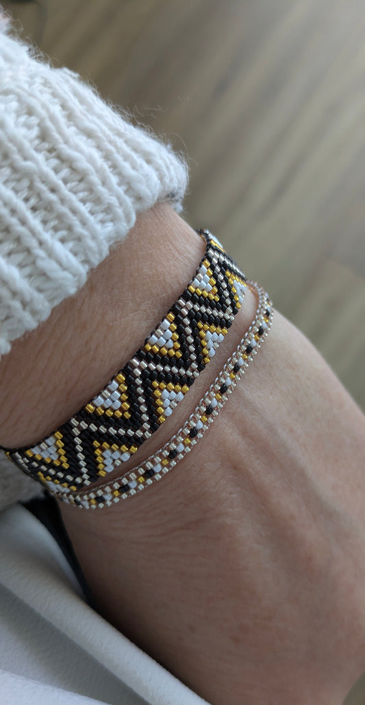 Bracelet Zélie noir et bracelet fin assorti portés en accumulation