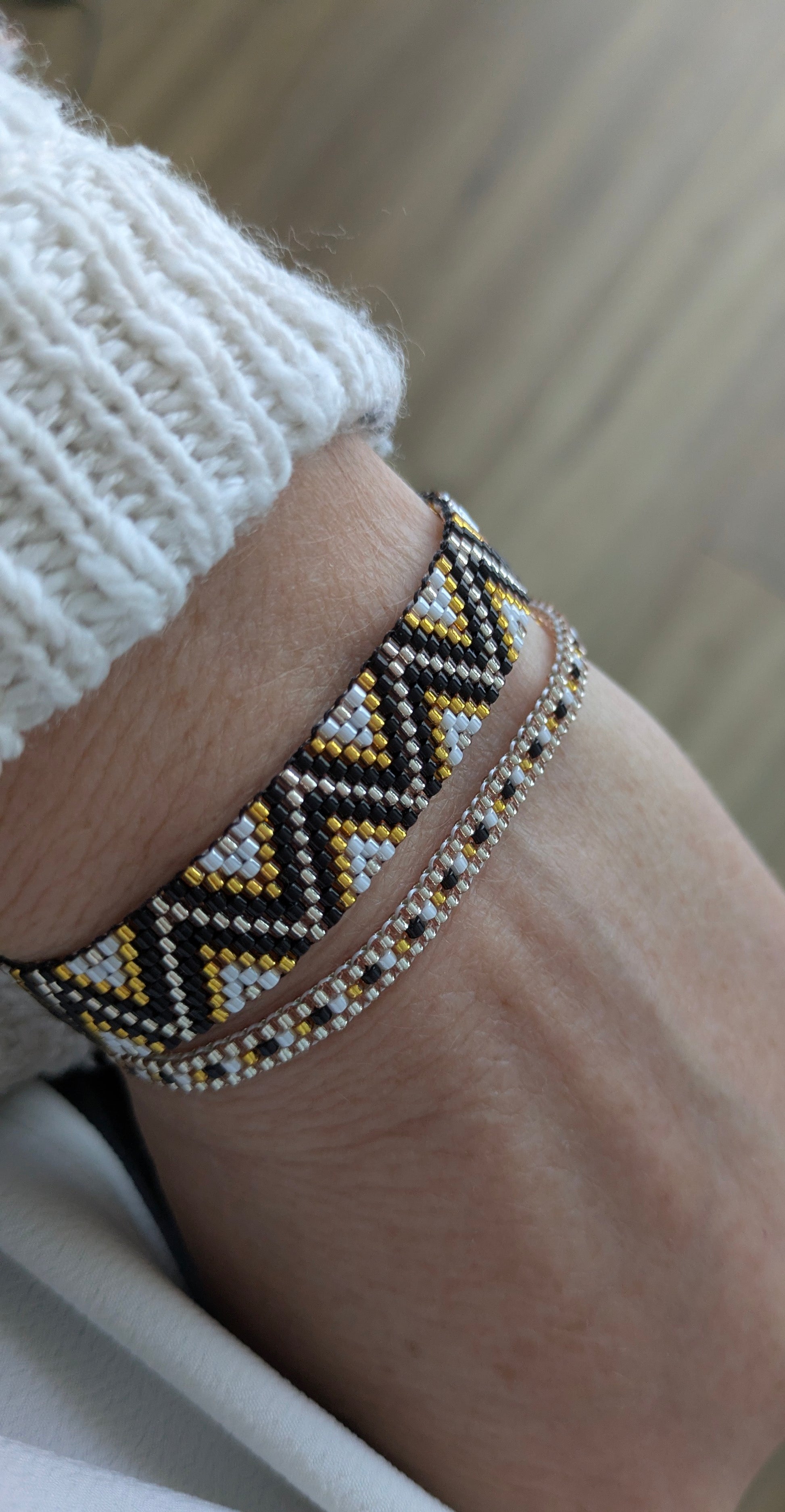 Bracelet ZOÉ noir et doré porté avec bracelet ZÉLIE - accumulation de bracelets assortis