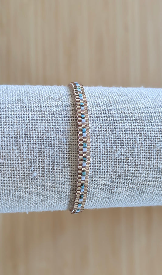 Bracelet fin bleu sur présentoir