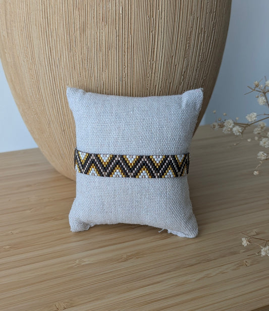 Bracelet Zélie en perles miyuki noires présenté sur un coussin