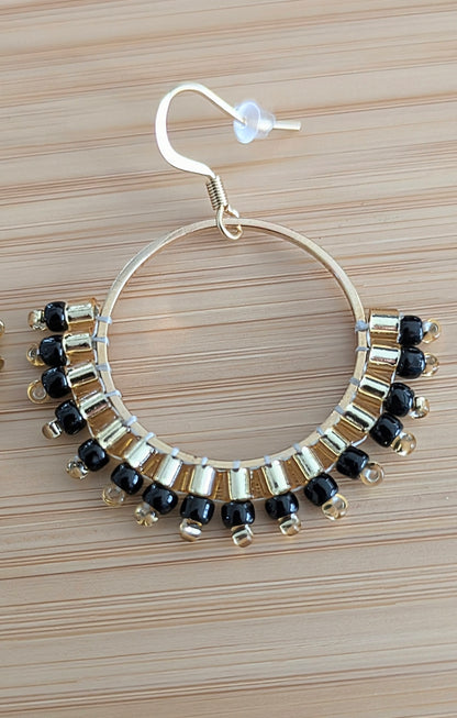 Détail du tissage de perles Miyuki noires et dorées