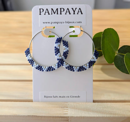 Créoles en perles bleues présentées sur carton à bijoux avec inscription " Pampaya- bijoux faits main en Gironde"