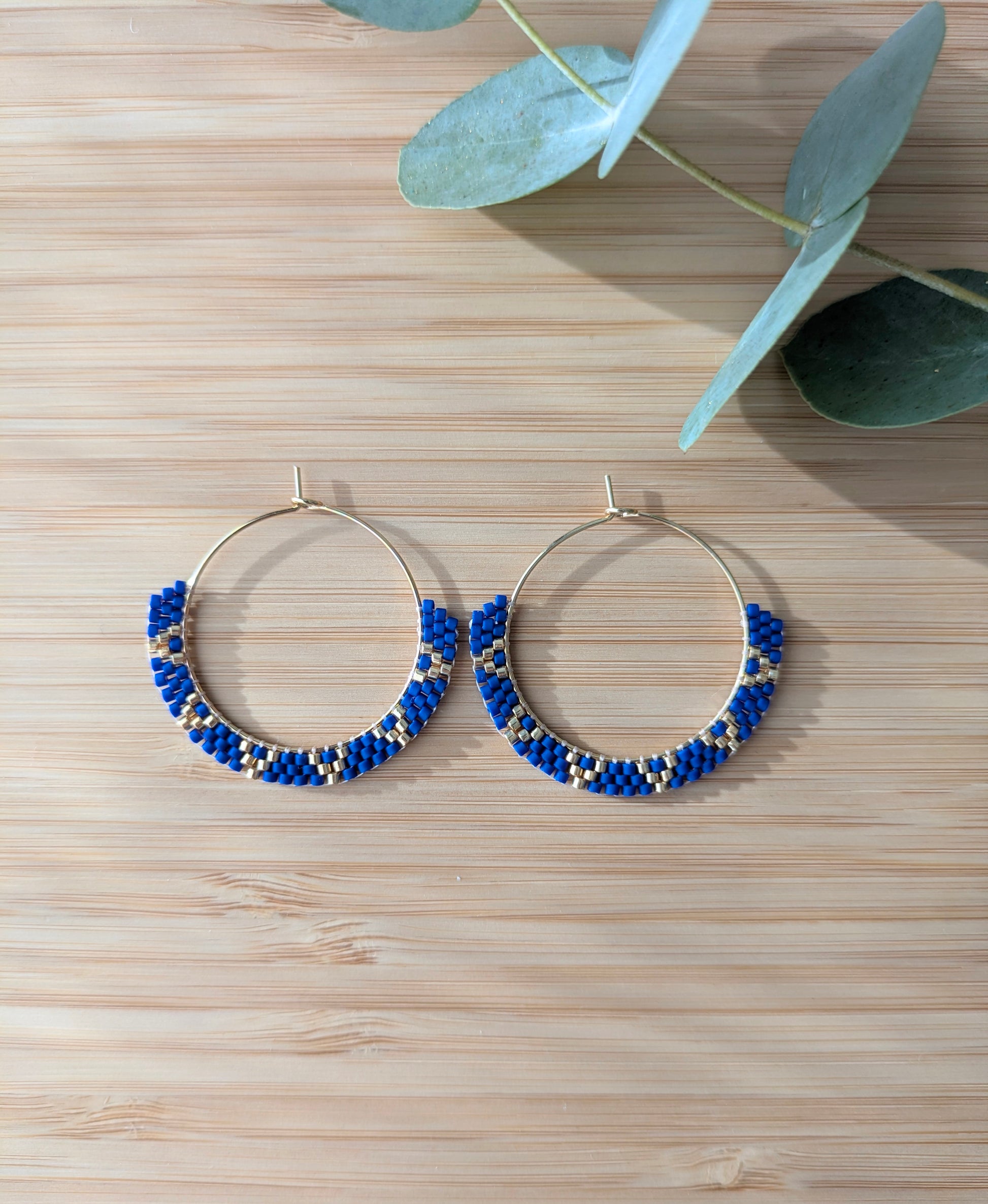 Créoles artisanales en perles tissées bleues et dorées