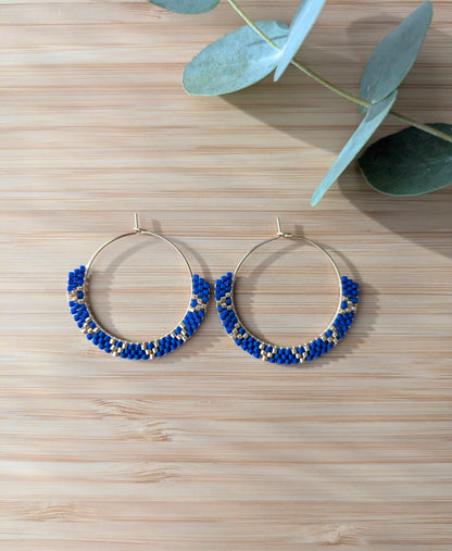 Créoles artisanales en perles tissées bleues et dorées