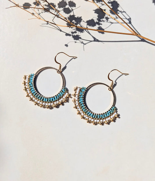 Vue détaillée des boucles tissées main en perles miyuki bleu picasso