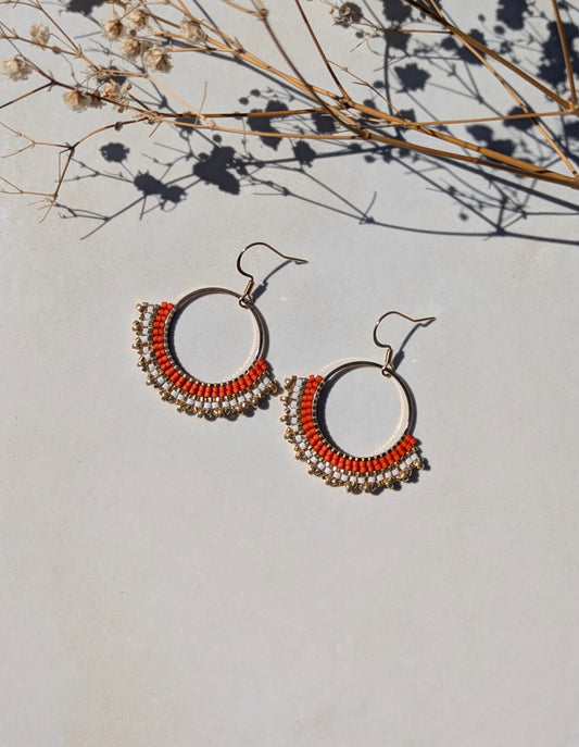 Détail du tissage artisanal des créoles CARLA en perles de verre rouge orangé